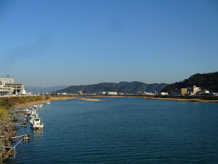 箕島地区を流れる川と街並み
