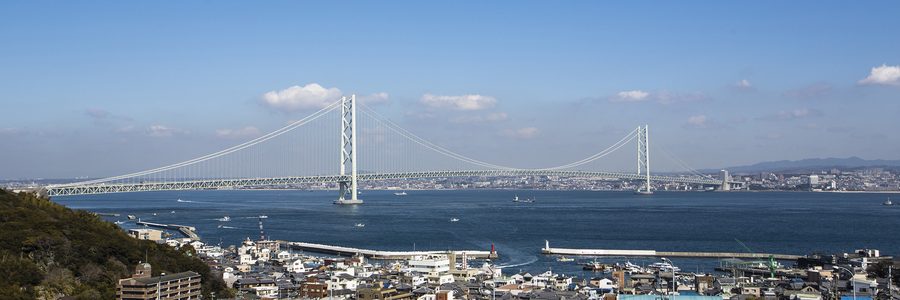 淡路島から望む明石海峡大橋