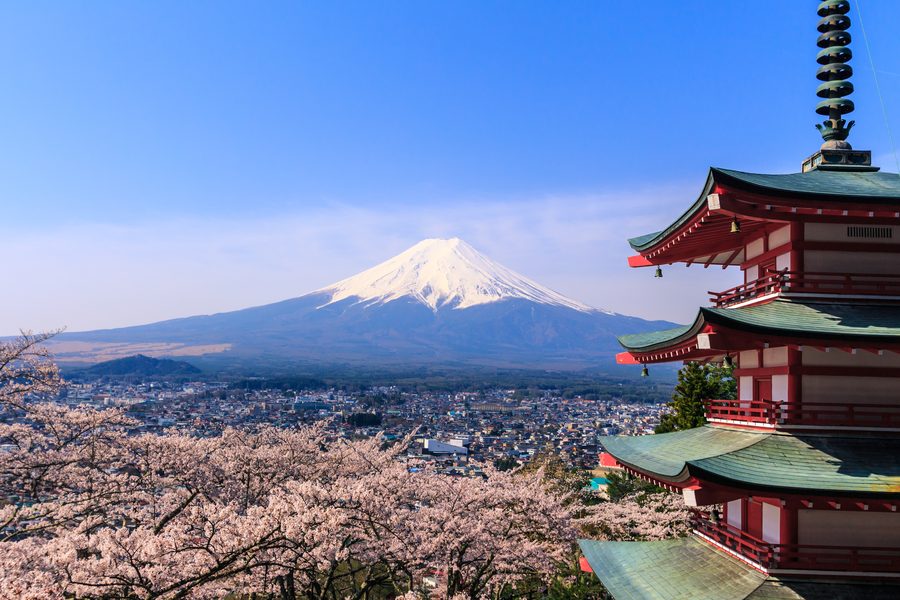 新倉山浅間公園 忠霊塔と富士山
