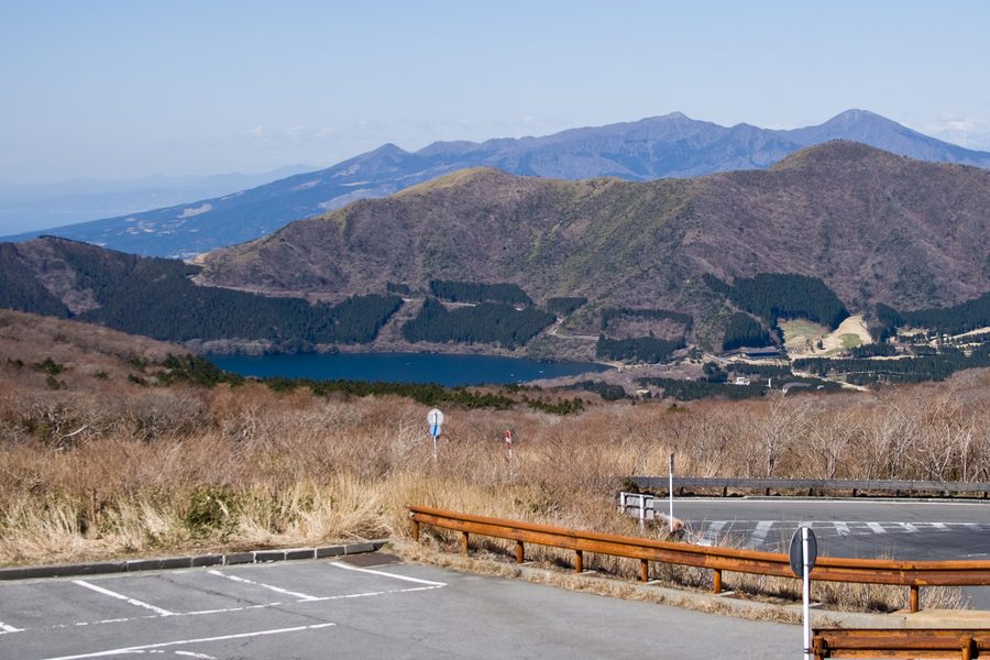 大涌谷から望む芦ノ湖と湖尻峠