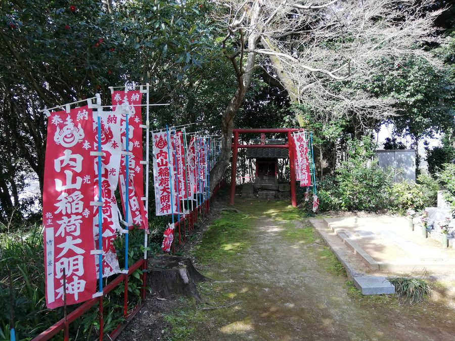 本光寺の境内
