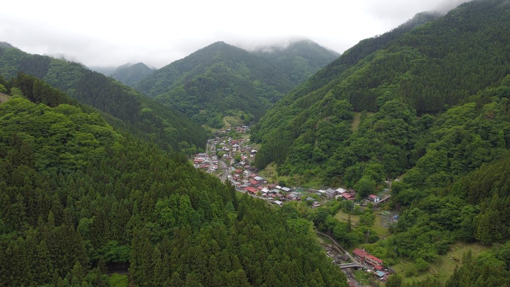 南牧村羽沢地区の山あい風景