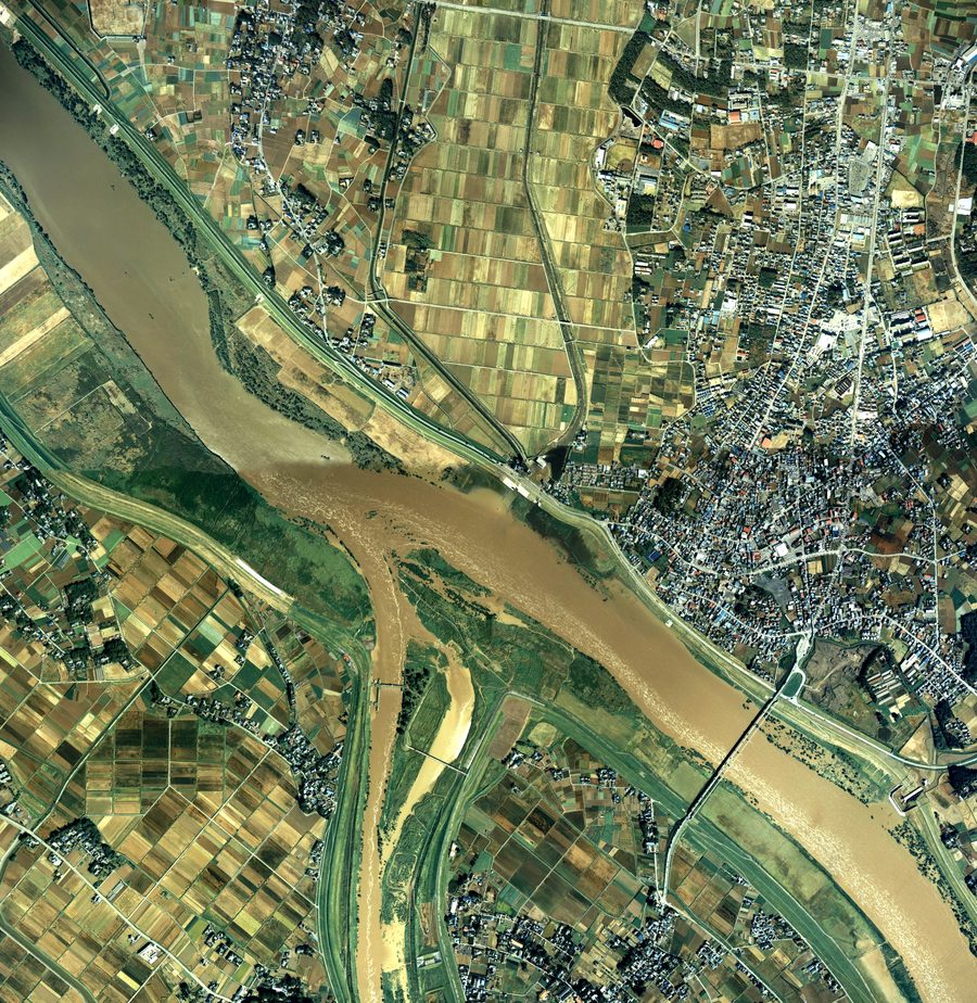 利根川と江戸川の分岐点を含む境町周辺の空撮