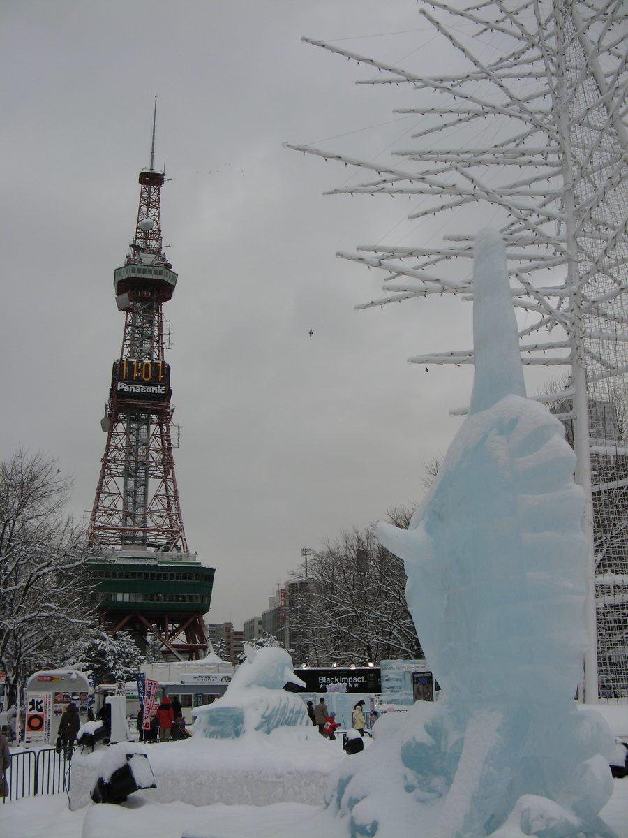 さっぽろ雪まつりと札幌テレビ塔