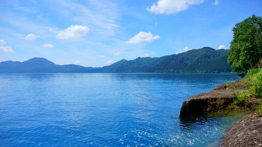 御座石神社近くから望む田沢湖