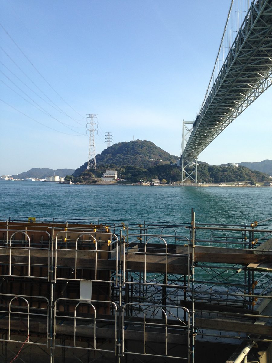 関門橋と関門海峡