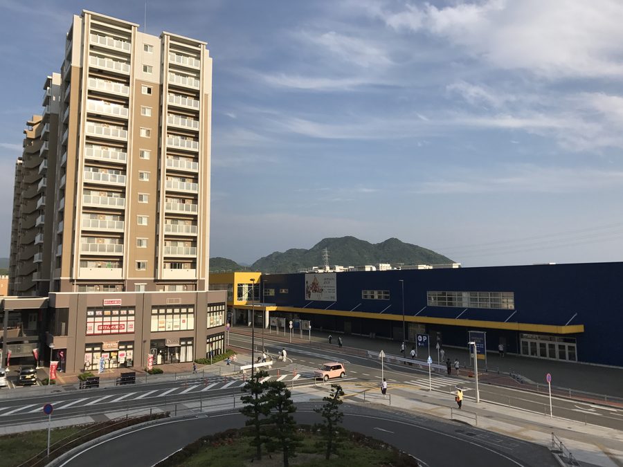 新宮中央駅から望む街並みと立花山