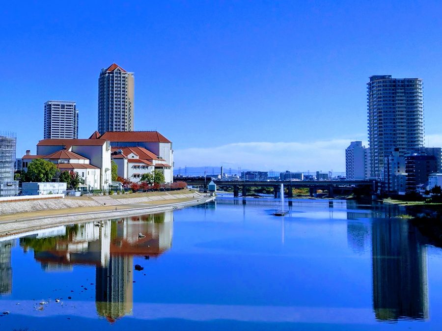 宝来橋から望む宝塚市街地と武庫川