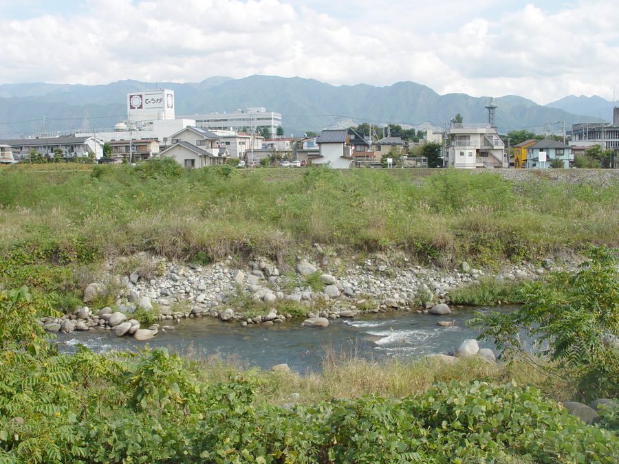 笛吹川から望む山梨市中心部